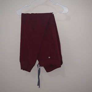 Figs jogger scrub pants in burgundy